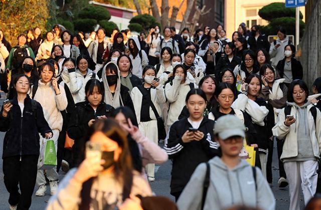 韩国高考开考， 逾52万名考生迎来“决战之日”-第1张图片-车辆报废_报废车厂_报废汽车回收_北京报废车-「北京报废汽车解体中心」